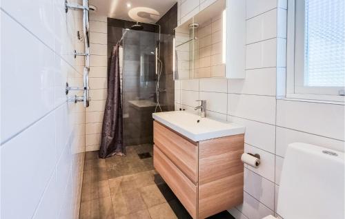 y baño blanco con lavabo y ducha. en 2 Bedroom Amazing Home In Brastad, en Brastad