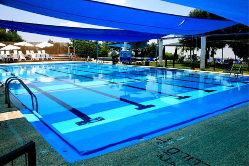 Der Swimmingpool an oder in der Nähe von Neve Shalom Hotel