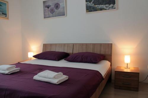 um quarto com uma cama com duas toalhas em Cozy Apartment Skalini em Dubrovnik