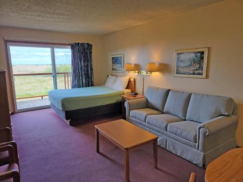 ein Hotelzimmer mit einer Couch und einem Bett in der Unterkunft Chautauqua Resort & Conference Center in Long Beach