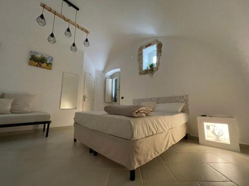 - une chambre avec un grand lit dans l'établissement B&B Antiche Mura, à Sammichele di Bari