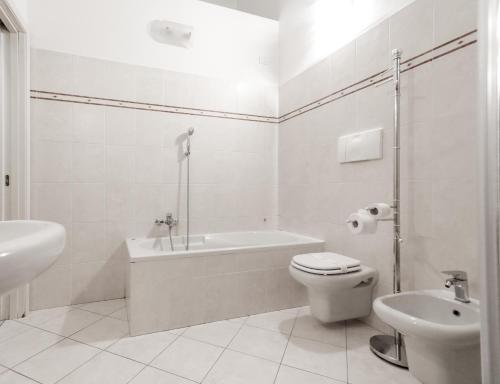 e bagno con vasca, servizi igienici e lavandino. di Appartamento Andrea Amati nel Cuore di Cremona a Cremona