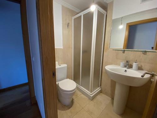 奧波里尼奧的住宿－RAIOLA，浴室配有卫生间、盥洗盆和淋浴。