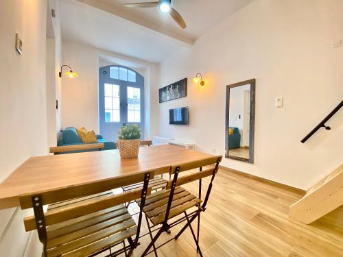 une salle à manger et un salon avec une table et des chaises dans l'établissement Le Perrissol By SCLS Locations, à Cannes