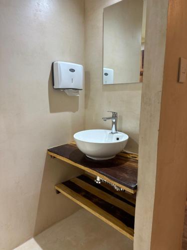 ein Badezimmer mit einem weißen Waschbecken und einem Spiegel in der Unterkunft Hotel and hostel KAB in Cancún