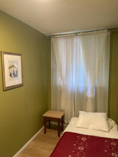 Small Private Room in Los Angeles wIth Free Strong WIFI!!! tesisinde bir odada yatak veya yataklar