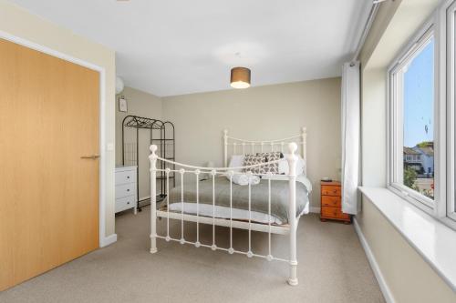 a bedroom with a white bed and a window at Modern House with Parking Buisness and Leisure in Brighton & Hove