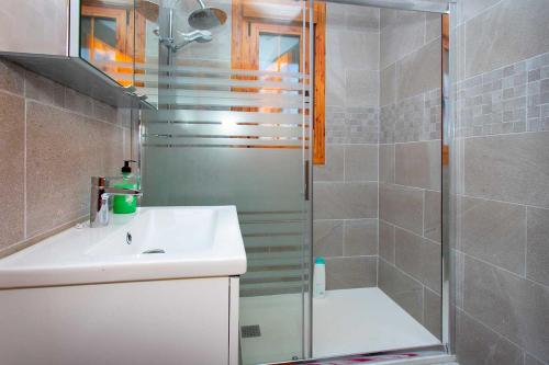 La salle de bains est pourvue d'une douche et d'un lavabo. dans l'établissement CH Villa Africa La Marquesa Golf, à Ciudad Quesada