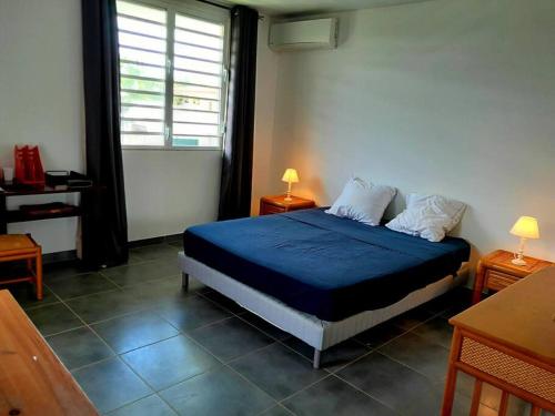 Llit o llits en una habitació de Charmante maison à Rémire, près des plages