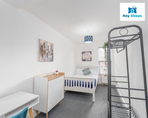 a bedroom with a bunk bed and a desk at Key Sleeps - Spacious & Modern Contractor House & City Centre - Lincolnshire in Lincolnshire