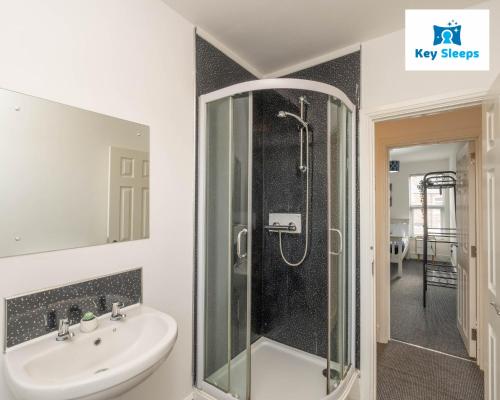 Bathroom sa Key Sleeps - Spacious & Modern Contractor House & City Centre - Lincolnshire