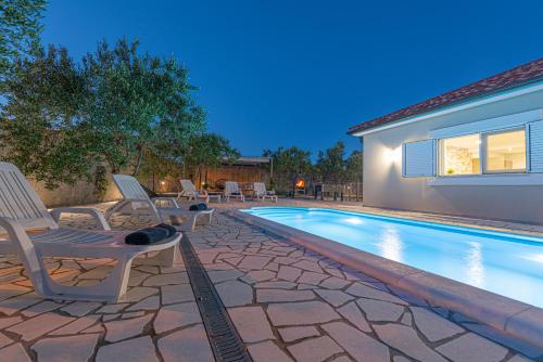 Kolam renang di atau dekat dengan Holiday Home Intrade