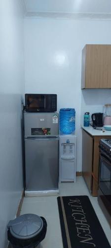 una piccola cucina con frigorifero e piano cottura di Happy Homes Airbnbs Ngara, Nairobi a Nairobi