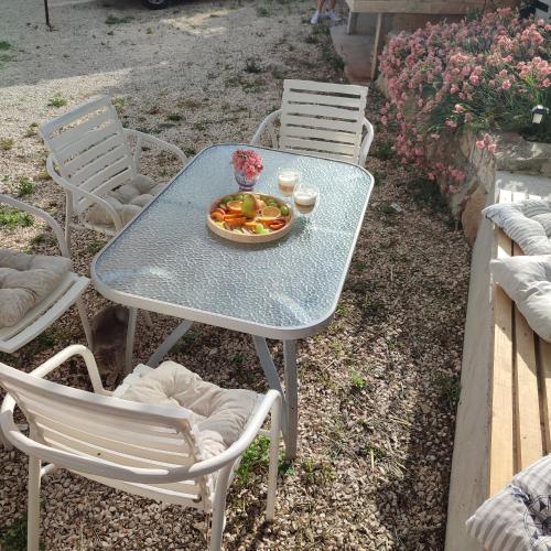 Makanan di atau berdekatan apartmen