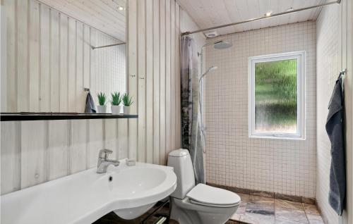 Koupelna v ubytování Awesome Home In Glesborg With Wifi
