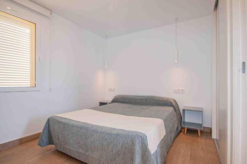 ラ・マンガ・デル・マール・メノールにあるInmovecos Alisios 329の白いベッドルーム(ベッド1台、窓付)