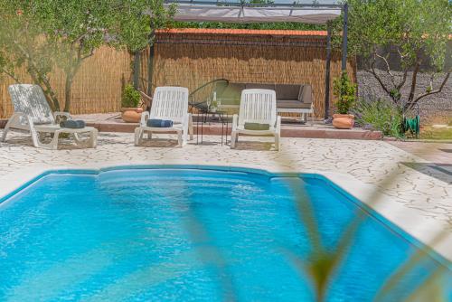 Kolam renang di atau dekat dengan Holiday Home Intrade