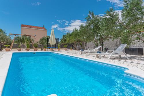 Kolam renang di atau dekat dengan Holiday Home Intrade