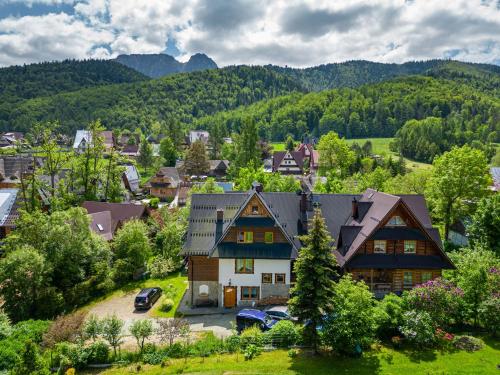 una vista aérea de un pueblo con una casa en Willa Skorusa, en Zakopane