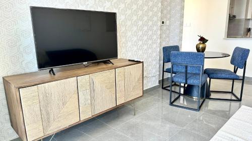 TV a/nebo společenská místnost v ubytování Desert Flower Delight