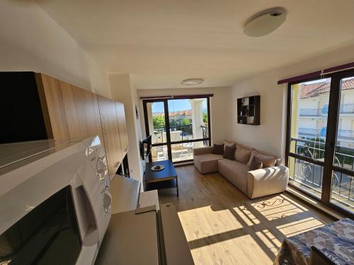 TV a/nebo společenská místnost v ubytování Sea View apartment, Morsky Bryag
