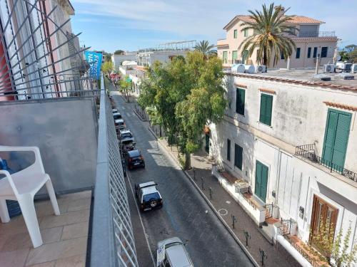 Pemandangan umum bagi Ischia atau pemandangan bandar yang diambil dari apartmen