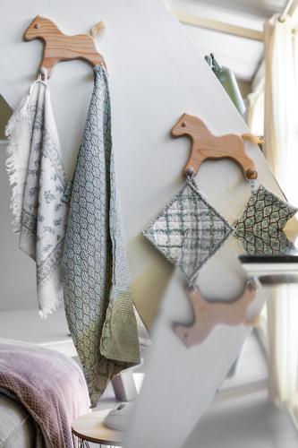 a room with towels hanging on a wall at Boerenhofstede de Overhorn in Weesp