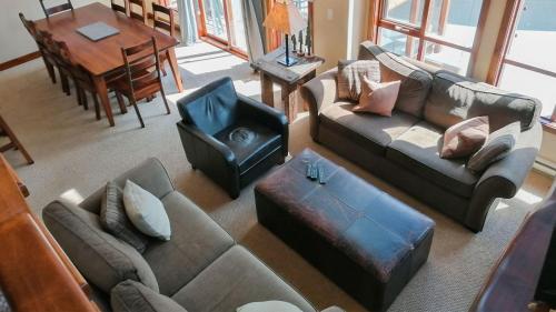 uma vista sobre uma sala de estar com um sofá e uma cadeira em Woodhaven #19 by Bear Country em Sun Peaks