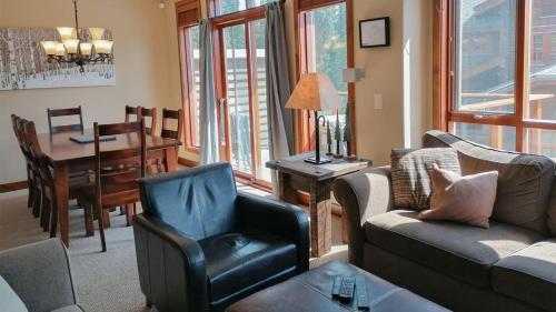 Woodhaven #19 by Bear Country في صن بيكس: غرفة معيشة مع أريكة وكراسي وطاولة