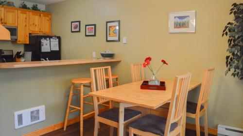 Crystal Forest #23 By Bear Country في صن بيكس: غرفة طعام مع طاولة وكراسي ومكتب