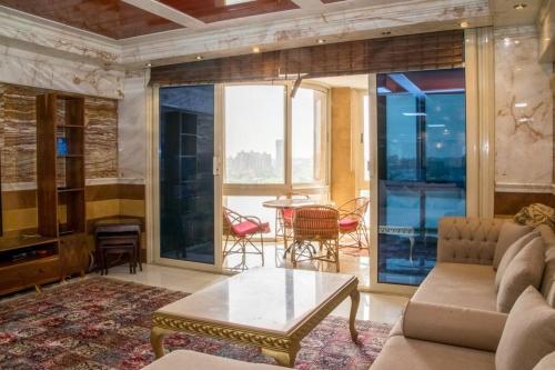 LuxuryApartmentDirectToTheNile في القاهرة: غرفة معيشة مع أريكة وطاولة