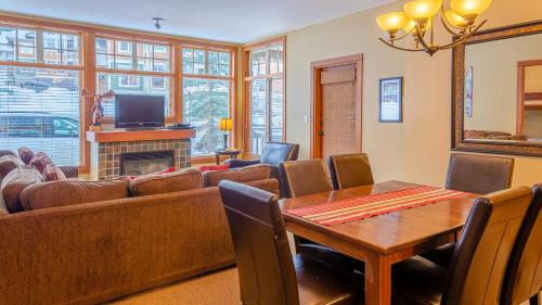 - un salon avec un canapé et une table dans l'établissement Settlers Crossing #61 by Bear Country, à Sun Peaks