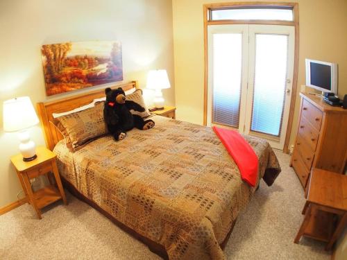 Un pat sau paturi într-o cameră la Crystal Forest #62 By Bear Country