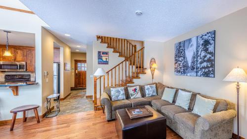 太陽峰的住宿－Woodhaven #36 By Bear Country，带沙发和楼梯的客厅