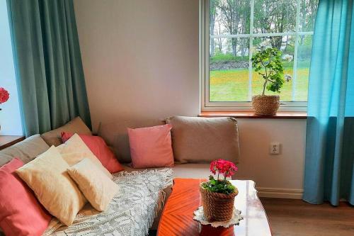 ein Wohnzimmer mit einem Sofa und einem Fenster in der Unterkunft Boende - Stuga nära naturen, 3 km från Motala centrum av privat värd in Motala