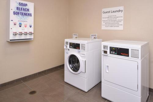a washer and a washing machine in a room at Holiday Inn Express & Suites Bridgeport by IHG in Bridgeport
