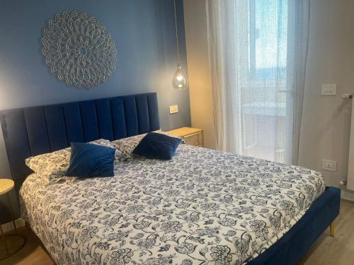 SUMMER PARADISE في باري: سرير مع اثنين من الوسائد الزرقاء عليه في غرفة النوم