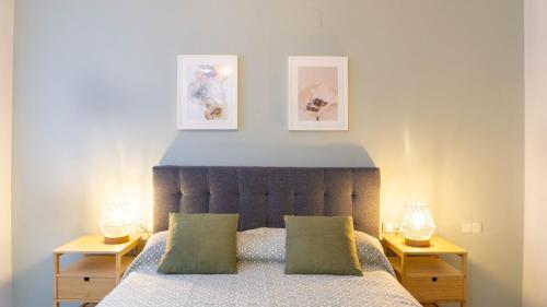 ein Schlafzimmer mit einem großen Bett mit zwei Nachttischen in der Unterkunft Luxury Apartment Dos Aceras in Málaga