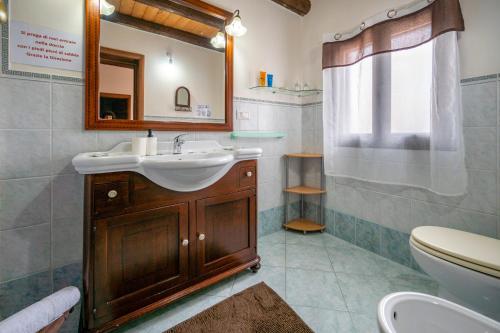 アヴォラにあるCasa carmenのバスルーム(洗面台、トイレ、鏡付)