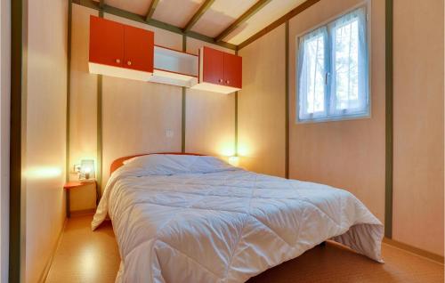 Schlafzimmer mit einem Bett und einem Fenster in der Unterkunft Cozy Home In La Faute-sur-mer With Kitchen in La Faute-sur-Mer