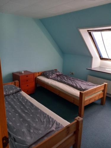 um quarto com duas camas e uma janela em Vila Alexandra em Bække