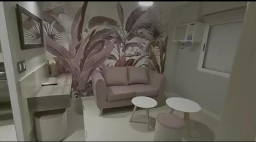 sala de estar con sofá y 2 mesas en Hotel Platino Termas All Inclusive en Termas de Río Hondo