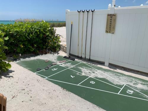 una cancha de baloncesto en la playa junto a una valla en Gulf Tides of Longboat Key, en Longboat Key