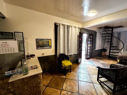 sala de estar con sofá, mesa y sillas en Pousada Alternativa, en Canoa Quebrada