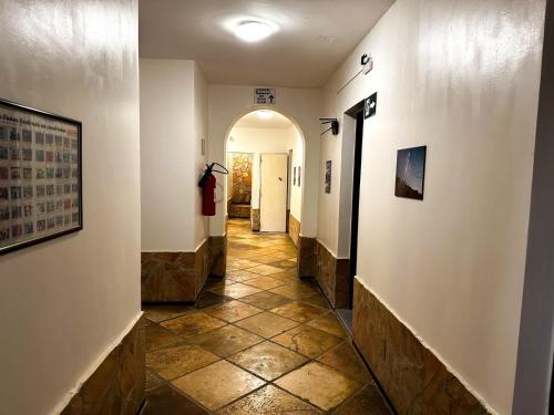 um corredor de um edifício com piso em azulejo em Pousada Alternativa em Canoa Quebrada