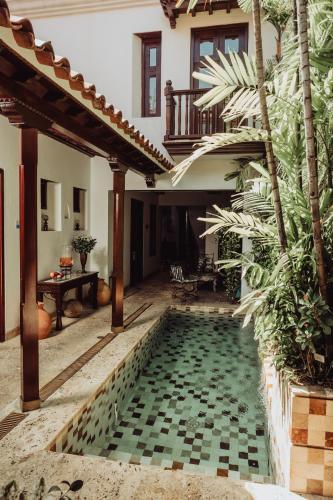 una piscina en el patio de una casa en Hotel Boutique Santo Toribio, en Cartagena de Indias