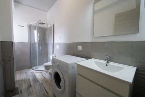a bathroom with a washing machine and a sink at Sunrise Apartment in Guardavalle