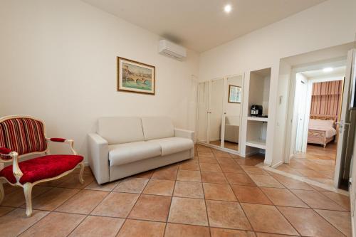 uma sala de estar com um sofá e uma cadeira em Residenza Catullo - Apartments em Verona