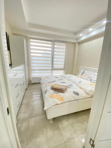 ein kleines Schlafzimmer mit einem Bett und einem Fenster in der Unterkunft Soimari street New Apartment in Chisinau in Chişinău