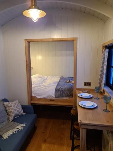 um quarto com uma cama e uma mesa com pratos em Milberry Green Meadows em Warlingham